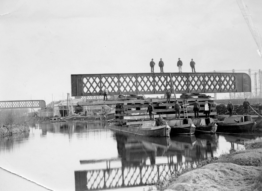 [Gasworks bridge under construction Taunt 1886 HT140]