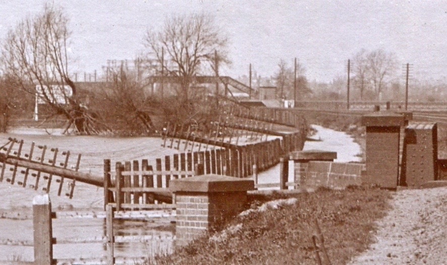 [Storm damage on railway line Hinksey Halt in background c.1910 Laurence Waters Nov 2020]